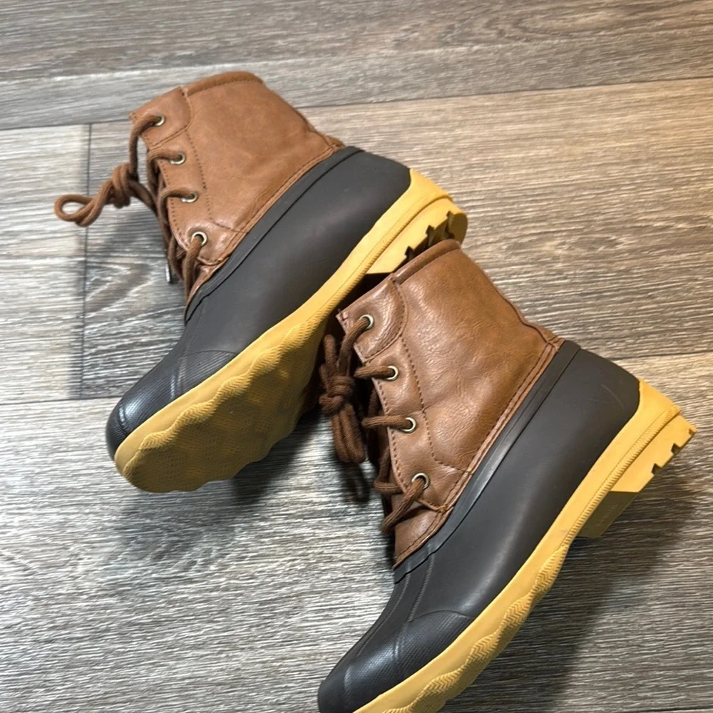 Sperry Boots kids size 4 (s41)